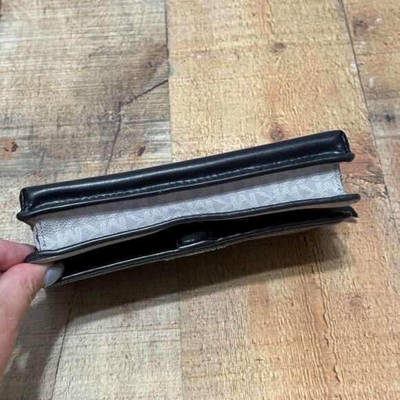 Jet Set Small Two-Tone Logo Smartphone Crossbody Bag *missing strap* - Picture 8 of 15